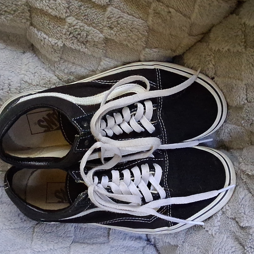 Pre-loved, Pre-worn-in Vans Black and White Skate Shoes